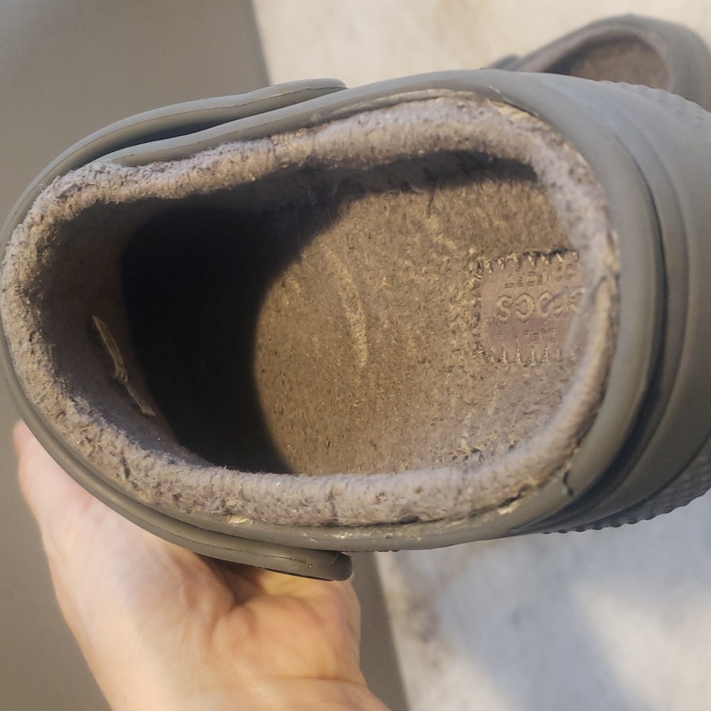 Gray lined Crocs - Picture 4 of 9